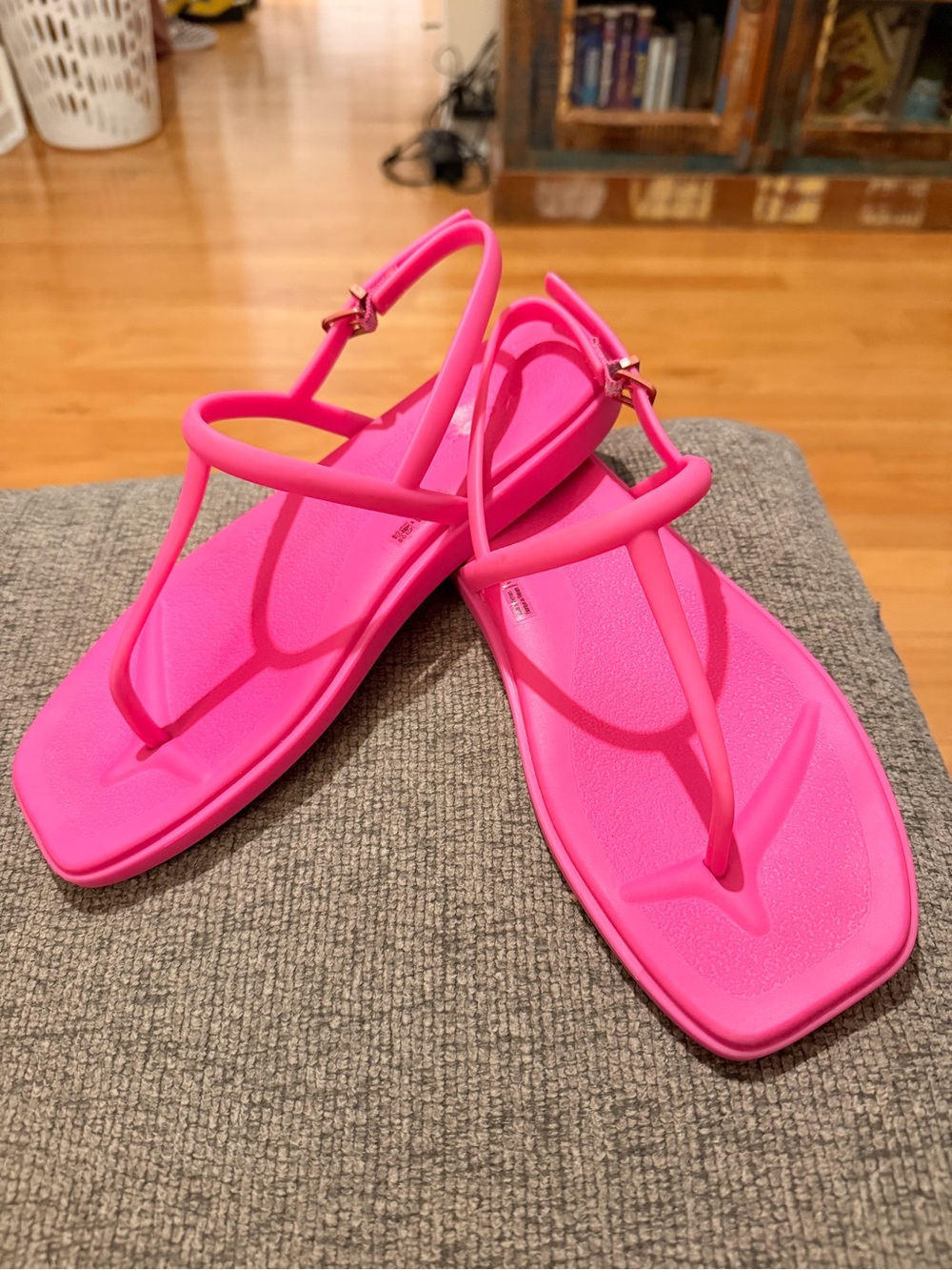 CROCS Women's Neon Pink Strappy Toe-Post Sandals - Picture 4 of 4